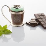 cioccolata, panna alla menta, scaglie al cioccolato